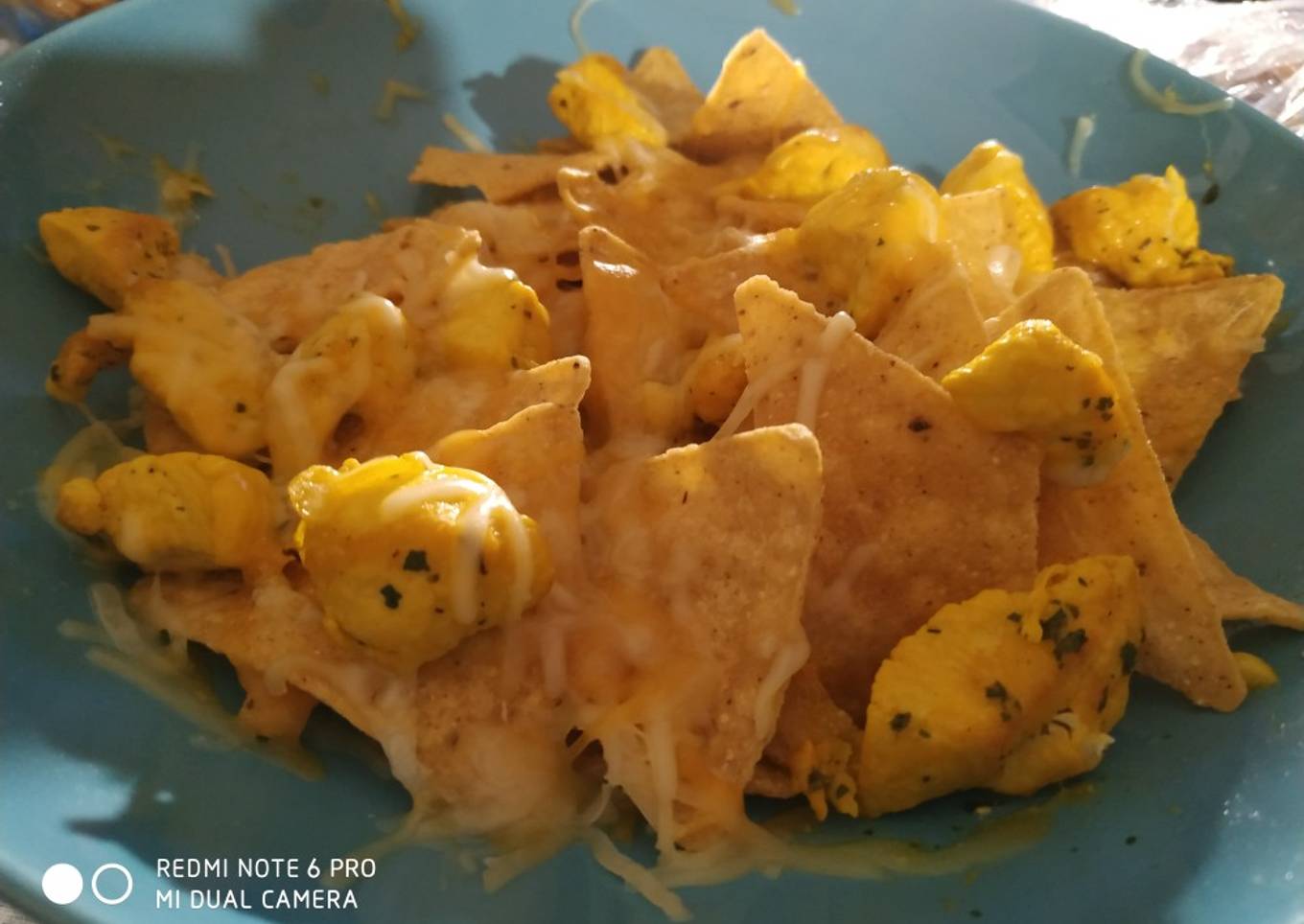 Nachos con pollo y queso