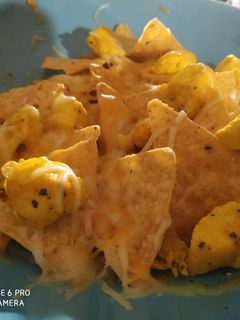 Una foto de Nachos con pollo y queso