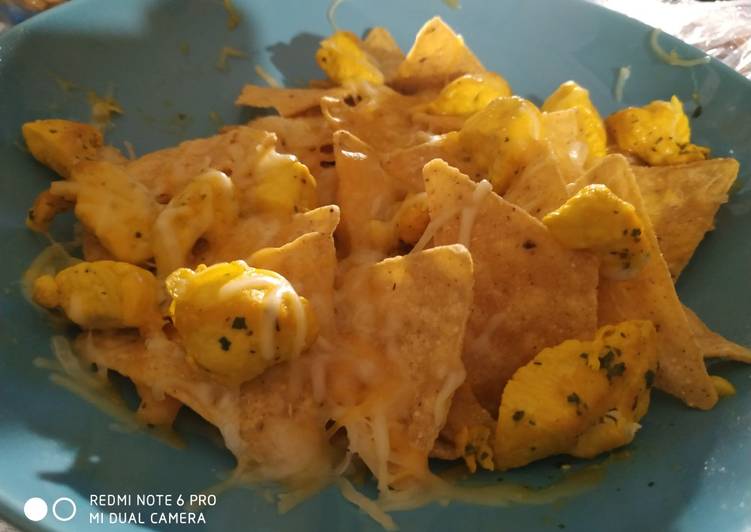 Nachos con pollo y queso
