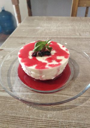 Una foto de Panna cotta con coulis de jamaica y mezcal