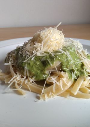 Una foto de Fettuccine acompañado de un pesto rústico