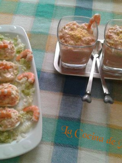 Una foto de Huevos rellenos al cóctel de langostinos