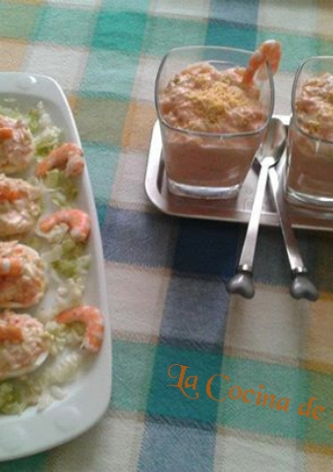 Una foto de Huevos rellenos al cóctel de langostinos
