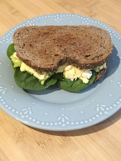 Una foto de Sándwich de huevos y espinacas