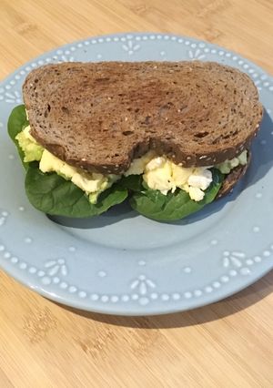 Una foto de Sándwich de huevos y espinacas