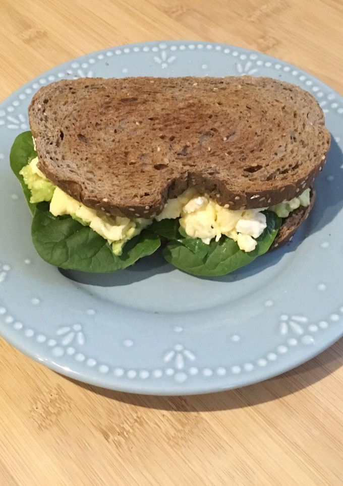 Una foto de Sándwich de huevos y espinacas