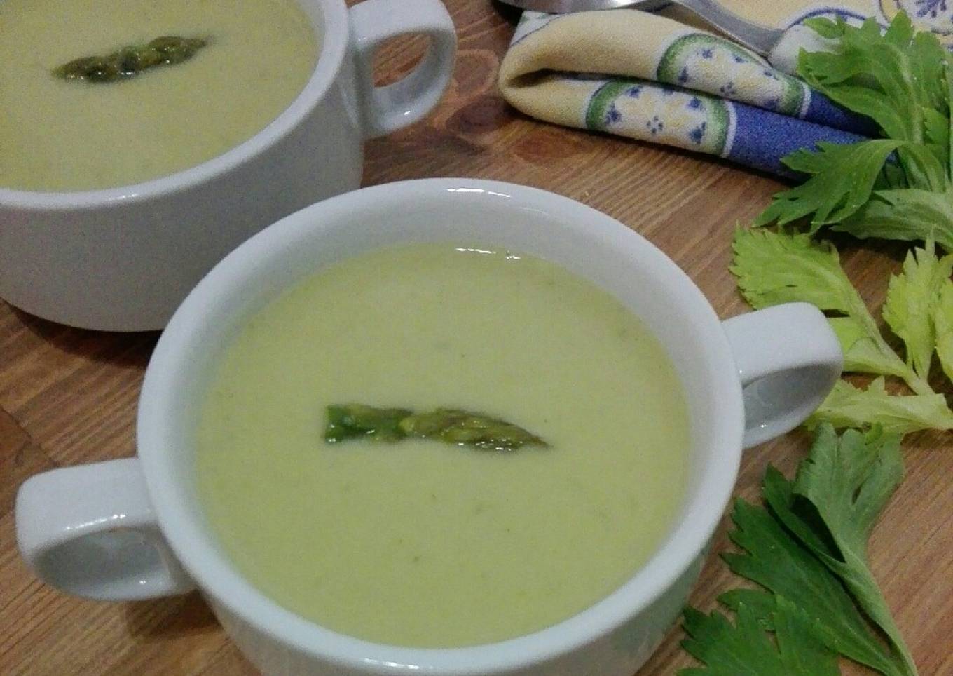 Puré suave de espárragos trigueros y hojas de apio