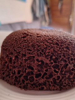 Una foto de Torta de cacao, avena y nuez en microondas