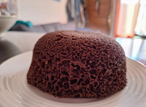 Una foto de Torta de cacao, avena y nuez en microondas