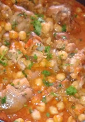 Una foto de Patitas de cerdo con garbanzos