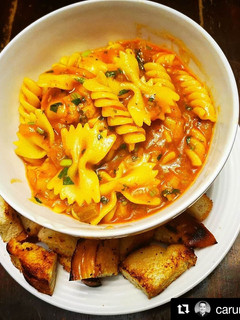 Una foto de Minestrones y Farfalles en Pasión de Tomates y Gallina con Pan Frito