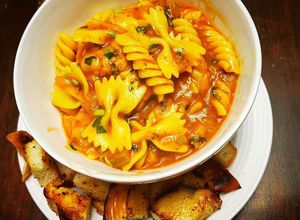 Una foto de Minestrones y Farfalles en Pasión de Tomates y Gallina con Pan Frito