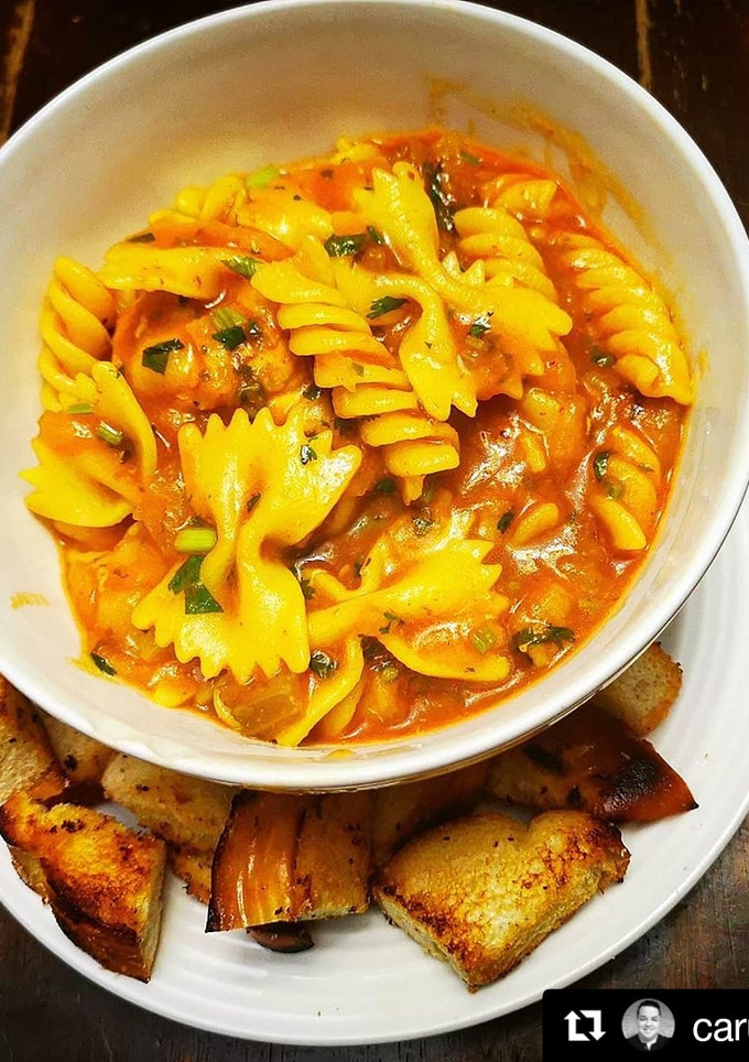 Una foto de Minestrones y Farfalles en Pasión de Tomates y Gallina con Pan Frito