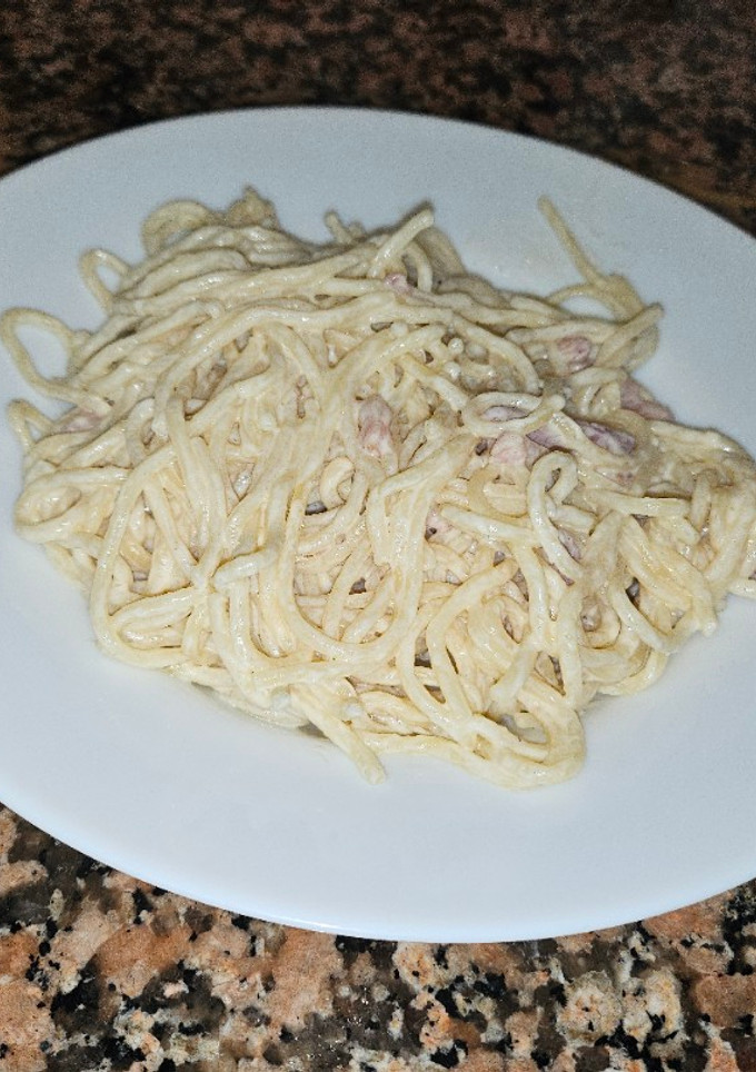 Una foto de Espaguetis carbonara a mi estilo
