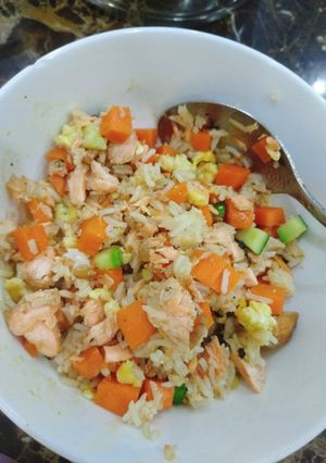 Hình của món Cơm chiên cá hồi.