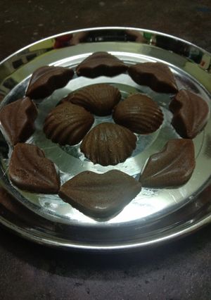 होममेड चॉकलेट (homemade chocolate recipe in marathi) रेसिपी चे मुख्य फोटो 