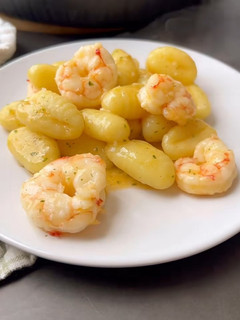 Una foto de Ñoquis con gambas picantones