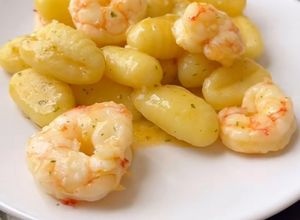 Una foto de Ñoquis con gambas picantones
