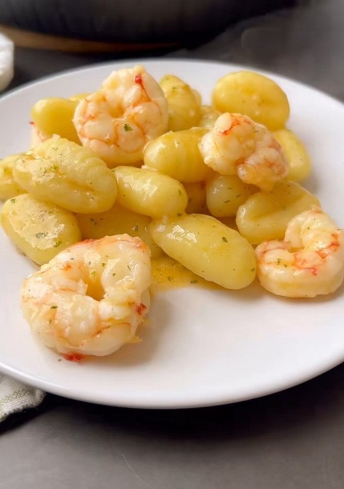 Una foto de Ñoquis con gambas picantones