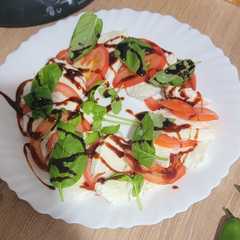 سلاطة الطماطم والموزاريلا 🍅🍅-レシピのメイン写真