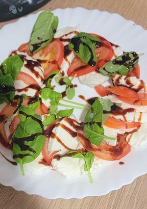 صورة لوصفة سلاطة الطماطم والموزاريلا 🍅🍅