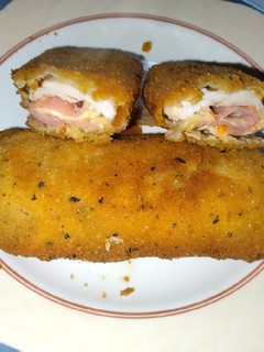 Una foto de Flamenquines de pechuga de pollo, queso y jamón York