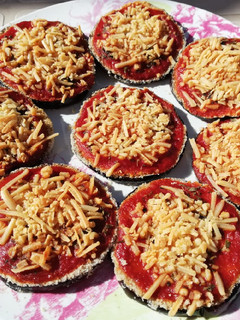 Una foto de Mini pizzas de berenjena
