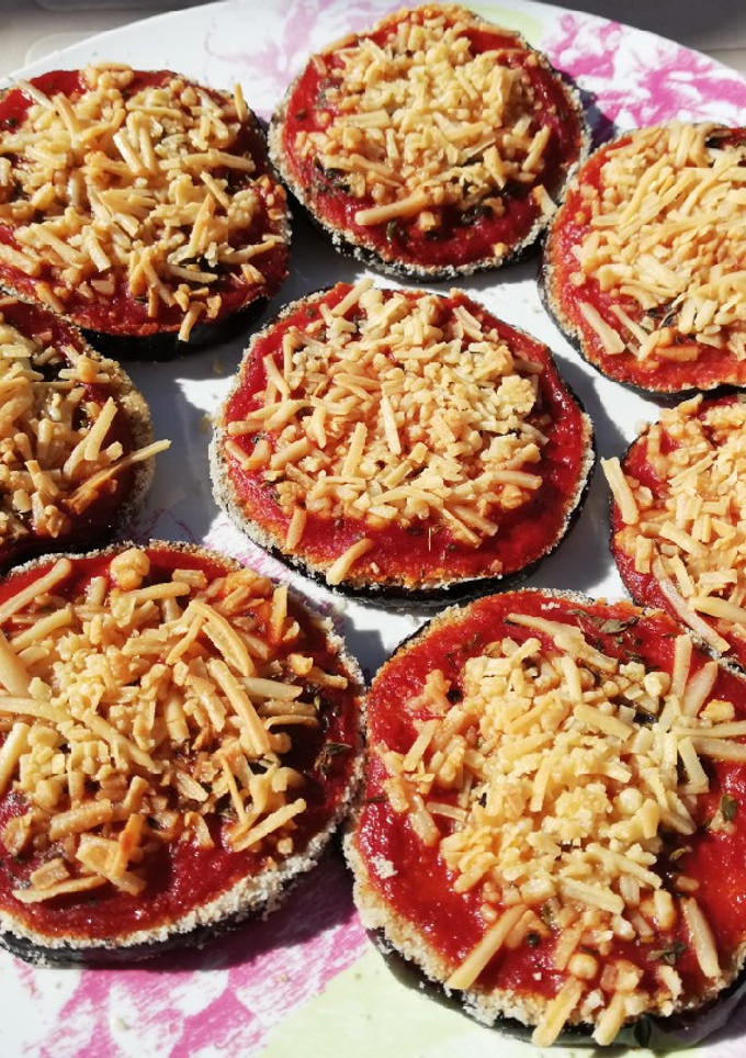 Una foto de Mini pizzas de berenjena