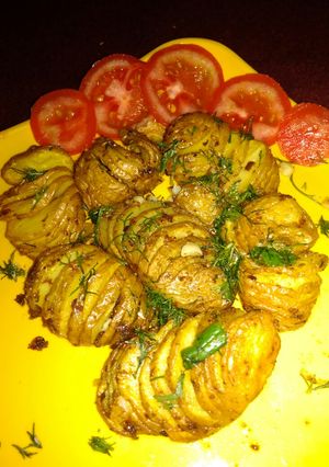 গার্লিক হ্যাসেল সেলবেক (garlic hassle back potatoes recipe in Bengali) রেসিপির প্রধান ছবি