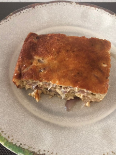 Una foto de Budín de cebolla morada