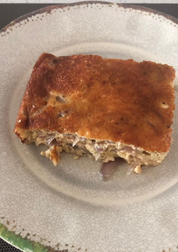 Una foto de Budín de cebolla morada