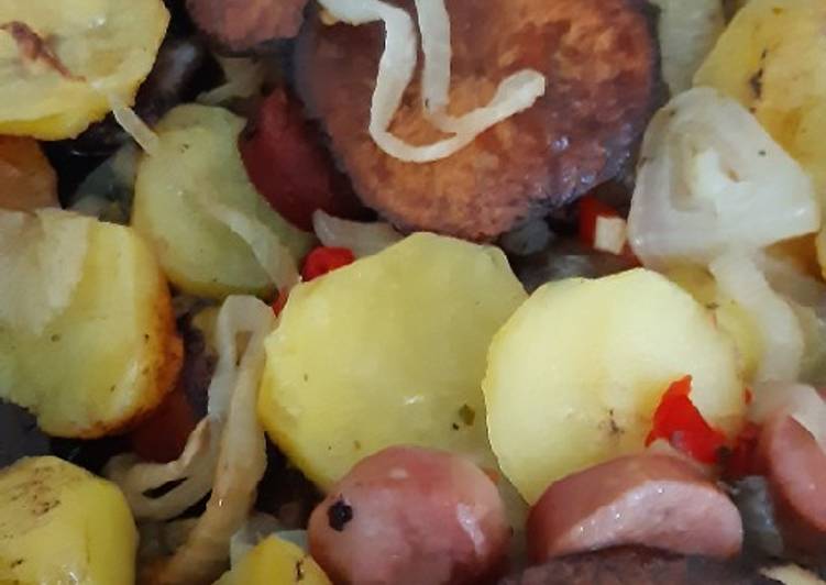 Tepsis krumpli csirkemájjal virslivel és hartai füstölt kolbásszal
