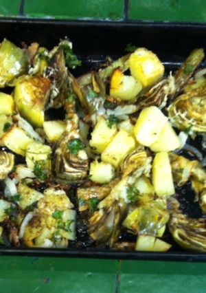 Una foto de Alcachofas y papas al horno