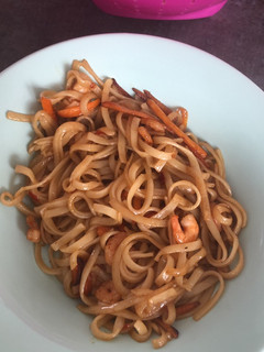 Una foto de Tallarín con gambas y salsa de ostras