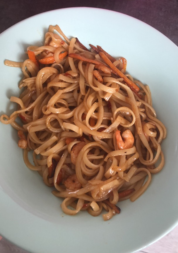 Una foto de Tallarín con gambas y salsa de ostras