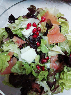 Una foto de Ensalada roble con salmón