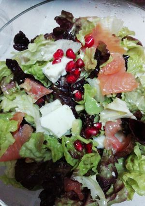Una foto de Ensalada roble con salmón