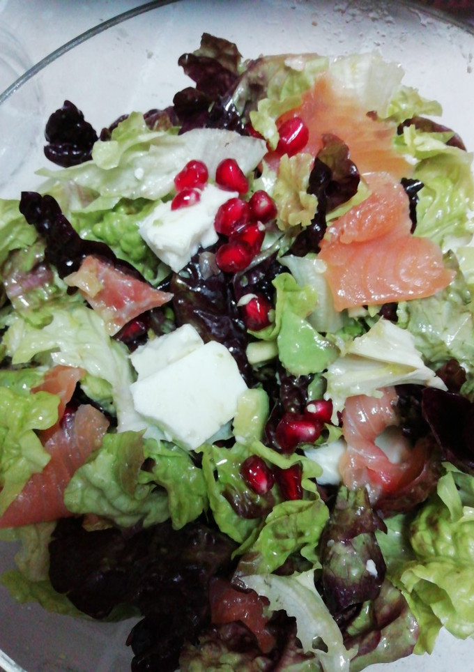 Una foto de Ensalada roble con salmón