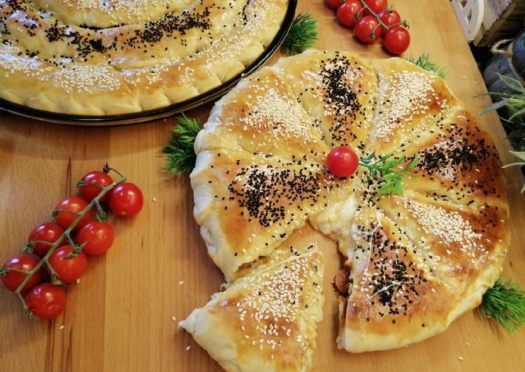 طعاملذيذ فطيرة الهوت دوج بالباربكيو صوص و الكاتشب و الأجبان لذيذجدًا: فطيرة الهوت دوج بالباربكيو صوص و الكاتشب و الأجبان