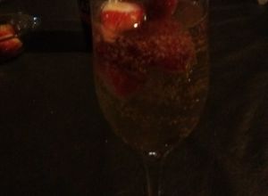 Una foto de Cocktail de sidra y frutillas