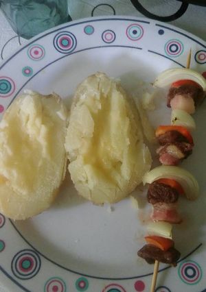 Una foto de Papas al horno con cascara!