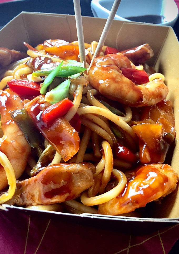 Una foto de Tallarines en salsa yakisoba
