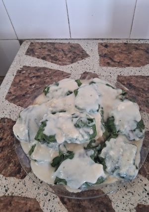 Una foto de Arrolladitos de acelga y salsa blanca
