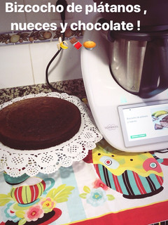 Una foto de Bizcocho de plátanos, cholocate y nueces