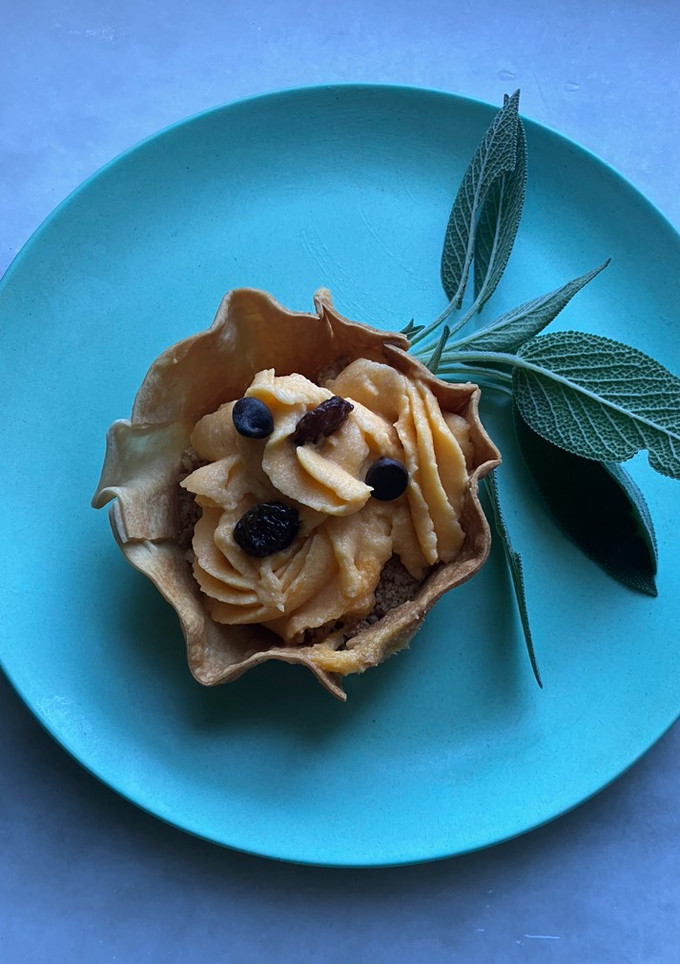Una foto de Tartaletas rellenas de crema de calabaza, mascarpone y miel