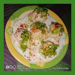 A picture of Dahi vada.