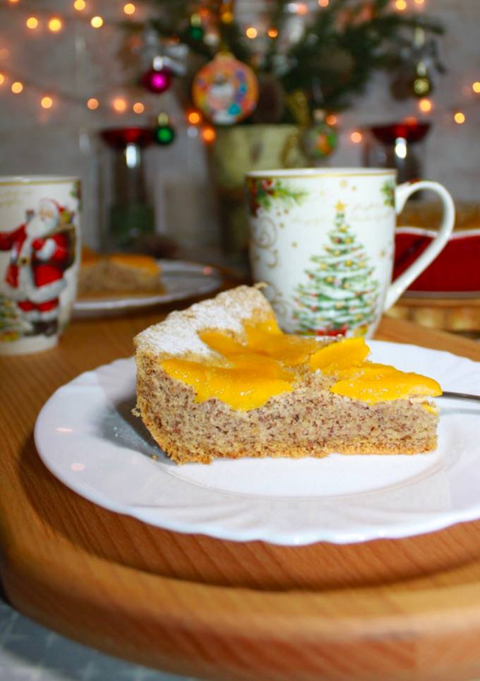 Бісквіт мигдальний з персиками