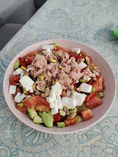 Una foto de Ensalada de tomate rosa y bonito
