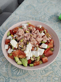 Una foto de Ensalada de tomate rosa y bonito