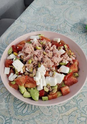 Una foto de Ensalada de tomate rosa y bonito